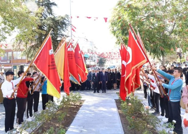 29 Ekim Cumhuriyet Bayramı Dolayısıyla Atatürk Anıtına Çelenk Sunumu Yapıldı