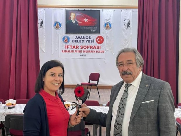 8 Mart Dünya Kadınlar Günü'nün hafta sonuna denk gelmesinden dolayı, Belediye Başkanımız Sn. Mustafa Kenan Sarıtaş, haftanın ilk iş günü belediyemizde çalışan kadın personellerimize çiçek takdim ederek, 8 Mart Dünya Kadınlar Günü'nü kutladı.