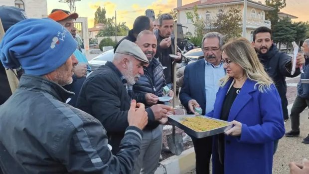 MHP TBMM Grup Başkanvekili, Nevşehir Milletvekilimiz Prof.Dr Filiz Kılıç ve Belediye Başkanımız Mustafa Kenan Sarıtaş Kapadokya Caddesinde devam eden sıcak asfalt yol yapım çalışmasını yerinde inceleyip çalışan işçilere tatlı ikram ettiler.