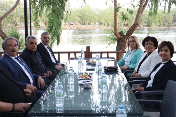 Milletvekilimiz Sayın Prof. Dr. Filiz Kılıç ve Belediye Başkanımız Sayın Mustafa Kenan Sarıtaş, sosyal tesislerde bulunan vatandaşlarımızla da sohbet ettiler ardından sosyal tesislerde devam eden çalışmaları incelediler.