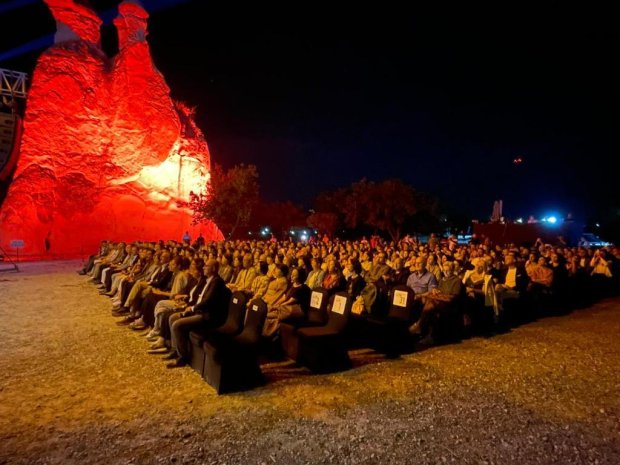 Dünyaca ünlü Türk piyanist Sayın Fazıl Say, Japon Kabuki sanatının usta ismi Sayın Hayata Nakamura ile birlikte Avanos Paşabağları’nda sahne alarak Kapadokya’da unutulmaz bir sanat gecesine imza attı.