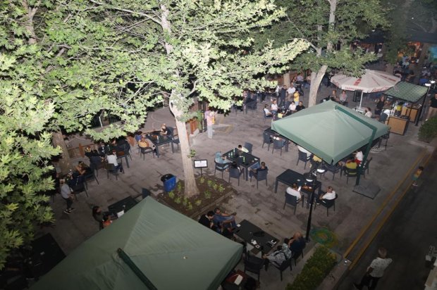 Belediyemiz Sosyal Tesislerinde Canlı Müzik Performansları ile Kızılırmak kıyısında yaz akşamları, canlı müzik eşliğinde daha da güzelleşiyor.