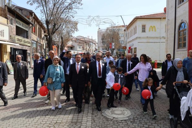 Avanos’ta 23 Nisan Ulusal Egemenlik ve Çocuk Bayramı, Çelenk Sunumu ve Kortej Yürüyüşü ile Başladı