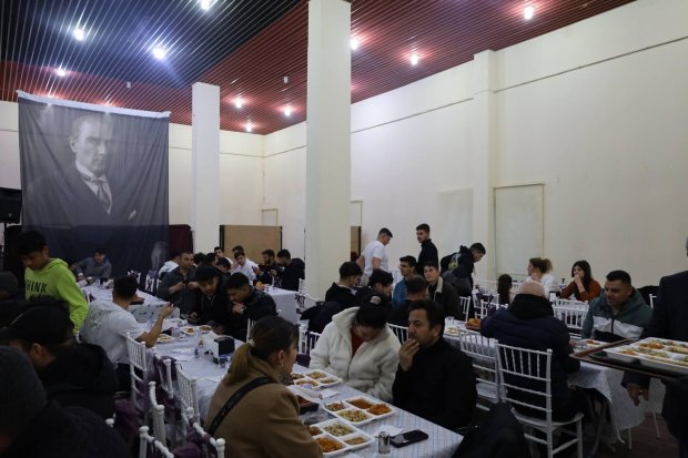 Belediyemiz tarafından düzenlenen geleneksel iftar yemeği, yoğun katılımla devam ediyor.