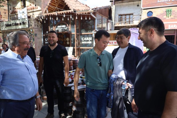 Belediye Başkanımız Sayın Mustafa Kenan Sarıtaş, Kazakistan, Kırgızistan, Kosova, Romanya, Kuzey Makedonya ve Türkiye’den, Eğitim Çalışanları Sendikalarının Genel Başkanları ve sendika heyetini ilçemiz çarşı merkezinde karşılayarak sohbette bulundu ve “Av