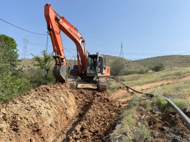 İlçemiz Köybağı Çay Yüzü Mevkii'nde bağları bulunan vatandaşlarımızın imece usulüyle temin ettikleri sulama borularının döşeme çalışmalarına, Belediyemiz Fen İşleri Müdürlüğü ekiplerince iş makineleri ile başlanmıştır.