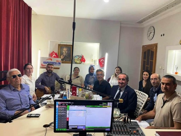 Koro üyelerimiz, Kapadokya FM’de yayınlanan ve Ömer Kavak’ın hazırlayıp sunduğu “Görmeyen Gözler” programına konuk oldular.