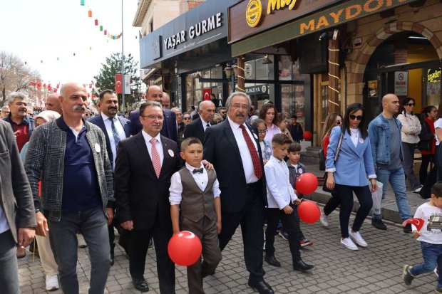 Avanos’ta 23 Nisan Ulusal Egemenlik ve Çocuk Bayramı, Çelenk Sunumu ve Kortej Yürüyüşü ile Başladı