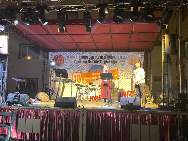 Nevşehir Hacı Bektaş Veli Üniversitesi Tarih ve Kültür Topluluğu tarafından, öğrencilere moral ve motivasyon sağlamak amacıyla geleneksel olarak düzenlenen Mangalda Hamsi Şöleni’nin onuncusu gerçekleştirildi.