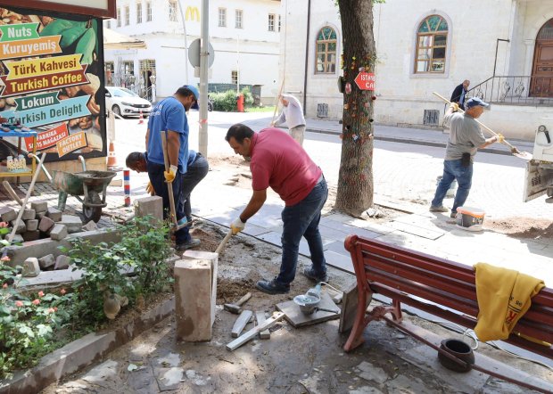 Fen işleri müdürlüğü ekiplerimiz, ilçemizin bir çok noktasında çalışmalarını aralıksız sürdürüyor.