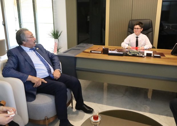 Çocuk Başkanlar Makama Oturdu.