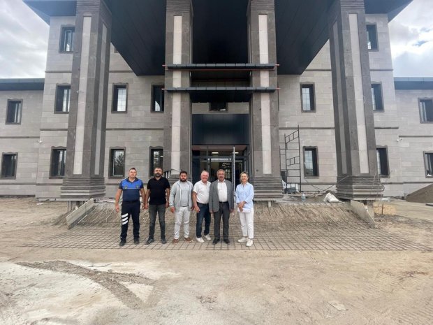 Belediyemiz tarafından Yeni Avanos Hükümet Konağı önündeki caddede yürütülen sıcak asfalt çalışmalarının son gününde, Belediye Başkanımız Sayın Mustafa Kenan Sarıtaş, sahada gösterdikleri yoğun çalışma nedeniyle personele teşekkür mahiyetinde yemek ikramı