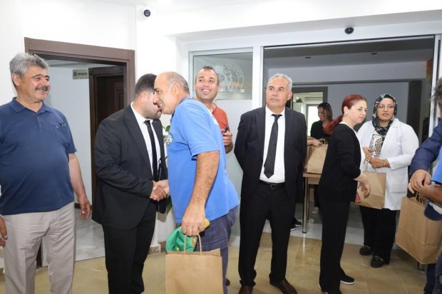 Belediye Başkanımız Sn. Mustafa Kenan Sarıtaş, Kurban Bayramı dolayısıyla belediye binasında ve bağlı hizmet birimlerinde görev yapan personelimizle bir araya gelerek bayramlaştı.