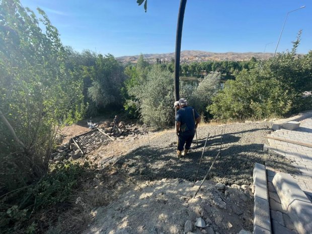 Çevre Yolu Köprüsü ile Karaseki Mahallesi kavşağı arasında yer alan güzergâhta, yolun her iki cephesinde yürütülen kaldırım ve bordür çalışmaları tamamlandı.