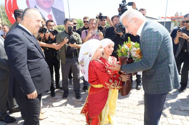 Ulaştırma ve Altyapı Bakanımız Sayın Abdulkadir Uraloğlu’nun katılımlarıyla kapsamlı şekilde restorasyonu tamamlanarak hizmete giren Tarihi Taş Köprümüzün resmi açılışı tören gerçekleştirildi.