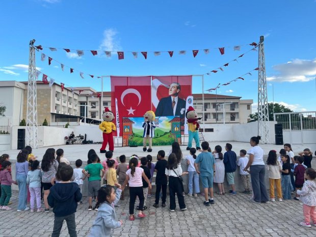 Avanos Belediyesi ve Göreme Belediyesi iş birliğinde, Kapadokya At ve Atçılık Kültür Festivali etkinlikleri kapsamında çocuklara yönelik Tiyatro oyunu düzenlendi.