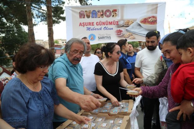 Belediye Başkanımız Sayın Mustafa Kenan Sarıtaş, Muharrem Ayı’nın manevi iklimi dolayısıyla Avanos Çarşı Meydanı’nda vatandaşlarımıza aşure ikramında bulundu.