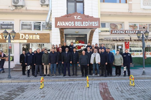 Belediyemiz tarafından değerli sanatçımız Edip Akbayram’ın evinin önüne kadar yürüyüş düzenlenerek karanfil ve çelenk bırakıldı.