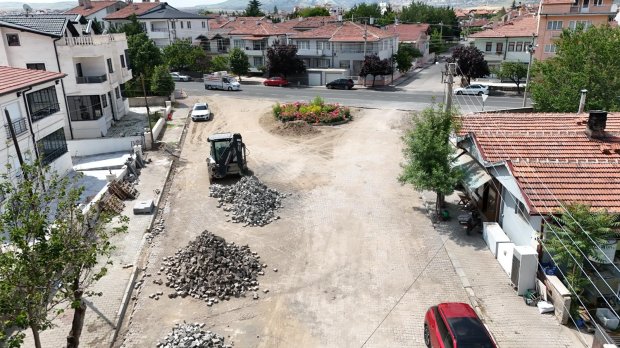 EKONOMİK ÖMRÜNÜ TAMAMLAMIŞ YOLLARIMIZDA KİLİT PARKE YENİLEME ÇALIŞMALARI SÜRÜYOR