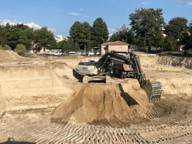 Belediye Başkanımız, İlçemizin yeni Hükümet Konağı’nın hızla devam eden temel atma çalışmalarını yerinde inceleyerek çalışmalar hakkında bilgi aldı.