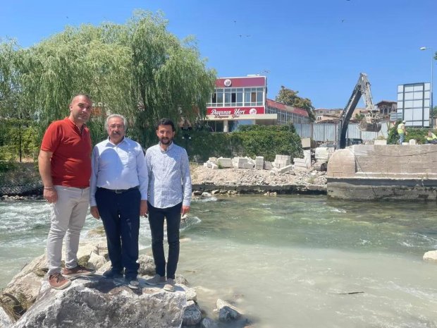Belediye Başkanımız Mustafa Kenan Sarıtaş, restorasyon süreci devam eden Tarihi Taş Köprü’nün çalışmalarını yerinde inceledi.