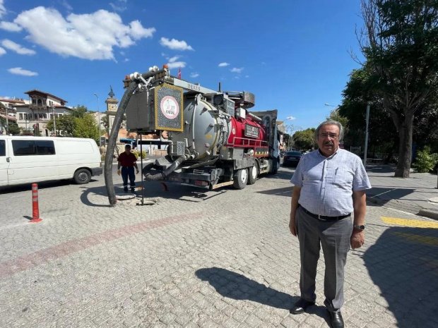 Belediye Başkanımız Mustafa Kenan Sarıtaş, İlçemiz çarşı merkezindeki kanalizasyon hattının temizliği için alanda çalışan ekiplerimizi ziyaret ederek; çalışmaları yerinde inceliyor.