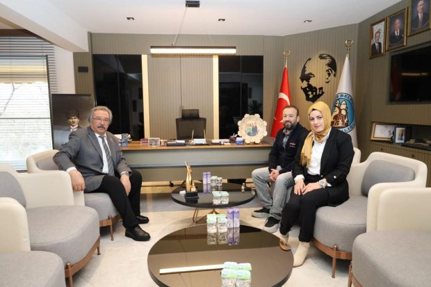 KÜLTÜREL MİRASIMIZI YAŞATAN İPEK HALI USTASINA PLAKET TAKDİM EDİLDİ