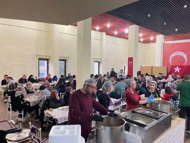 Belediyemiz tarafından düzenlenen geleneksel iftar yemeği, yoğun katılımla devam ediyor.