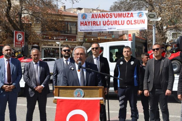 5 adet yeni damperli pikap, 1 adet kamyon, 1 adet yeni silindir ve 3 adet yeni çim biçme aracı
