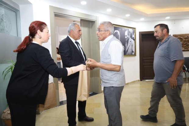Belediye Başkanımız Sn. Mustafa Kenan Sarıtaş, Kurban Bayramı dolayısıyla belediye binasında ve bağlı hizmet birimlerinde görev yapan personelimizle bir araya gelerek bayramlaştı.