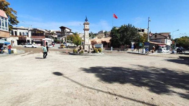 Alaaddin Camii ile Tarihi Taş Köprü'müz arası sıcak asfalt serim çalışmaları öncesi kilit parke söküm çalışmaları tamamlandı.