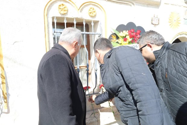 Belediyemiz tarafından değerli sanatçımız Edip Akbayram’ın evinin önüne kadar yürüyüş düzenlenerek karanfil ve çelenk bırakıldı.
