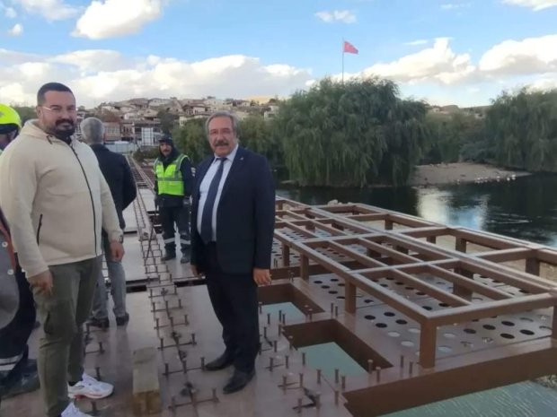 Belediye Başkanımız Mustafa Kenan Sarıtaş, Tarihi Taş Köprümüzün tadilatında kullanılan çelik konstrüksiyon üretimini yapan Ceceli Grup Yönetim Kurulu Başkanı Şerafeddin Ceceli ve ekibi ile birlikte Taş Köprümüzdeki çalışmaları incelediler.