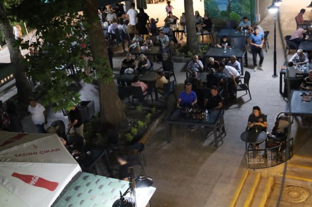 Belediyemiz Sosyal Tesislerinde Canlı Müzik Performansları ile Kızılırmak kıyısında yaz akşamları, canlı müzik eşliğinde daha da güzelleşiyor.