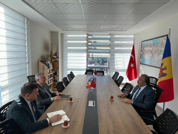 Belediye Başkanımız Mustafa Kenan SARITAŞ, Moldova Cumhuriyeti Ankara Büyükelçisi Dmitri Croitor' u konsolosluk makamında ziyaret etti