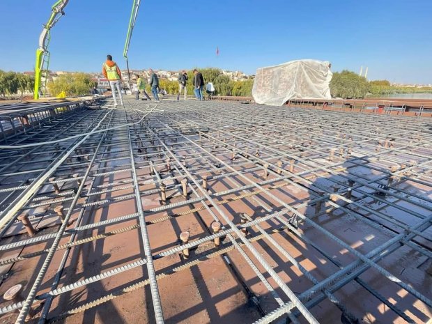 Tarihi Taş Köprüde Çelik Konstrüksiyon Üstüne Beton Atma ve Yürüyüş Yoluna Döşenecek Kereste Çalışması Yapılıyor