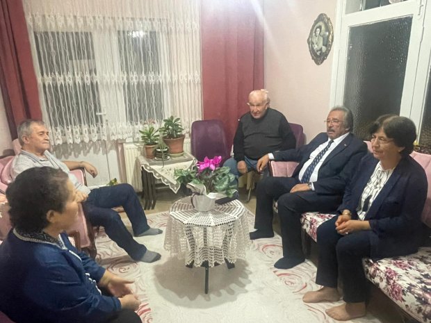 Belediye Başkanımız Sayın Mustafa Kenan Sarıtaş, kıymetli eşi Sayın Cahide Sarıtaş Hanımefendi ile birlikte 24 Kasım Öğretmenler Günü dolayısıyla ilçemizin eğitim hayatına yıllarca emek vermiş, emekli öğretmenlerimizi ziyaret etti.