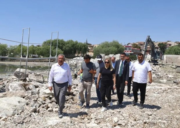 Nevşehir Milletvekilimiz Sn. Prof. Dr. Filiz Kılıç ile birlikte restorasyon çalışmaları devam eden Tarihi Taş Köprü’müzün çalışmalarını yerinde inceledik.