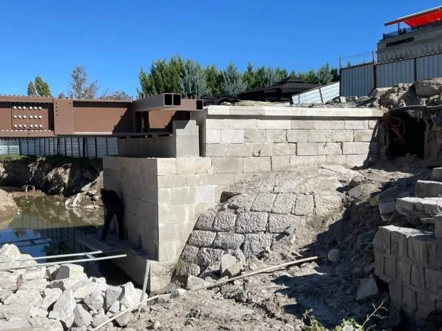 Belediye Başkanımız Mustafa Kenan Sarıtaş, Tarihi Taş Köprümüzdeki çalışmaları yerinde incelemeye devam ediyor.