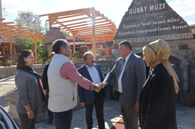 Belediye Başkanımız Sayın Mustafa Kenan Sarıtaş, Çevre, Şehircilik ve İklim Değişikliği Bakanlığı Türkiye Çevre Ajansı ve Sıfır Atık Yönetim Direktörü Sayın Tuğrul Çamaş'ı, Çevre, Şehircilik ve İklim Değişikliği İl Müdürü Sayın Yasemin Demirörs ile b