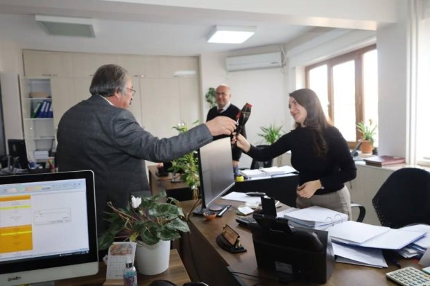 8 Mart Dünya Kadınlar Günü'nün hafta sonuna denk gelmesinden dolayı, Belediye Başkanımız Sn. Mustafa Kenan Sarıtaş, haftanın ilk iş günü belediyemizde çalışan kadın personellerimize çiçek takdim ederek, 8 Mart Dünya Kadınlar Günü'nü kutladı.