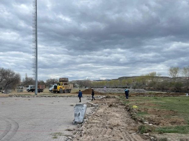 Kızılırmak kenarında, Karşıbağ girişinde atıl durumda bulunan boş arazi, taş döşenerek halkımızın hizmetine otopark olarak sunulmak üzere düzenleme çalışmaları başlatıldı.
