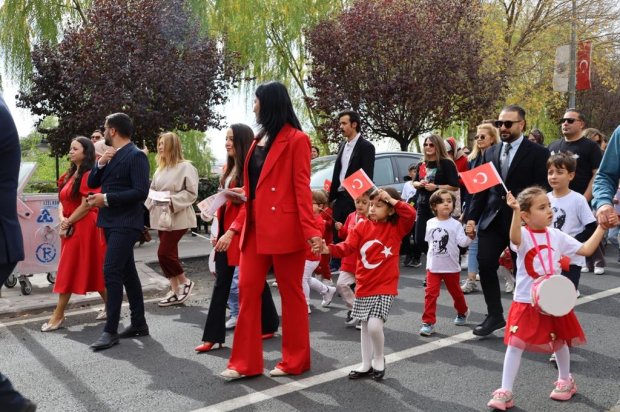 Cumhuriyetimizin 102. yılı etkinlikleri kapsamında, Avanos Mutlu Çocuk Anaokulu tarafından Cumhuriyet Korteji Yürüyüşü ve Çocuk Şenliği etkinliği düzenlendi.
