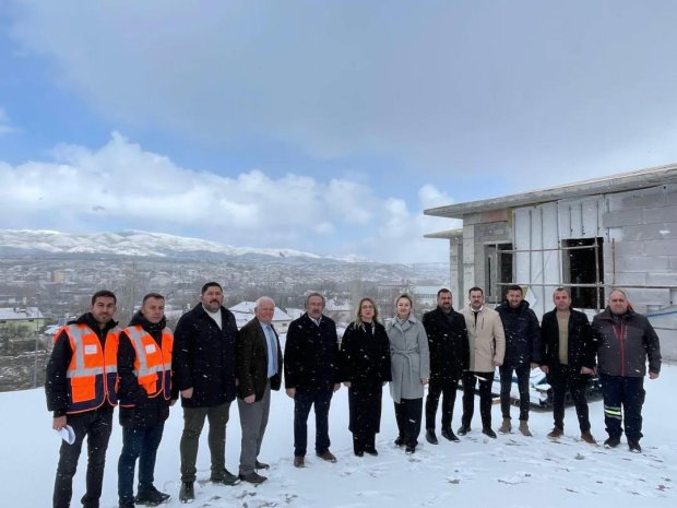 TBMM MHP Grup Başkanvekili ve Nevşehir Milletvekilimiz Sn. Prof. Dr. Filiz Kılıç ile Belediye Başkanımız Sn. Mustafa Kenan Sarıtaş, ilçemizde yapımı devam eden yeni hükümet konağı binasının inşaat ve şantiyesini ziyaret ettiler.