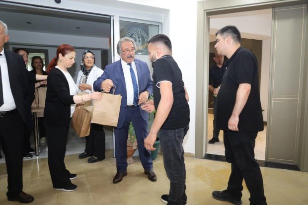Belediye Başkanımız Sn. Mustafa Kenan Sarıtaş, Kurban Bayramı dolayısıyla belediye binasında ve bağlı hizmet birimlerinde görev yapan personelimizle bir araya gelerek bayramlaştı.