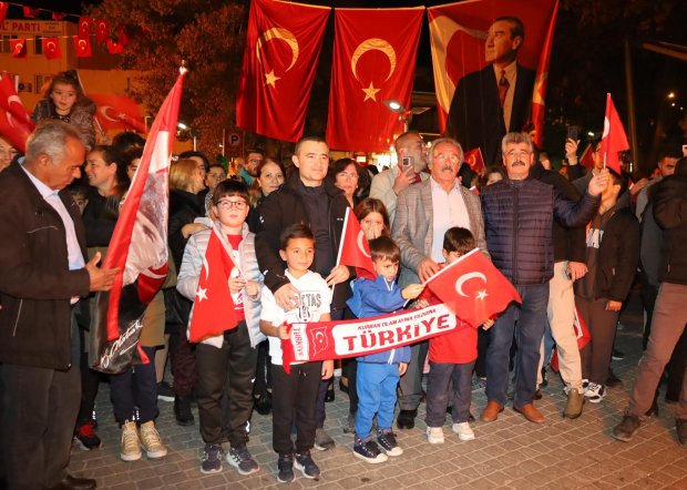 Cumhuriyet coşkusu meydanda yakılan sin sin ateşi ve çalınan marşlarla doyasıya kutlandı.