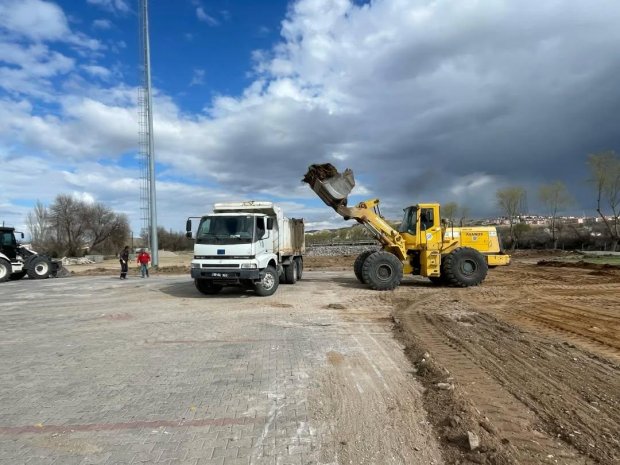 Kızılırmak kenarında, Karşıbağ girişinde atıl durumda bulunan boş arazi, taş döşenerek halkımızın hizmetine otopark olarak sunulmak üzere düzenleme çalışmaları başlatıldı.