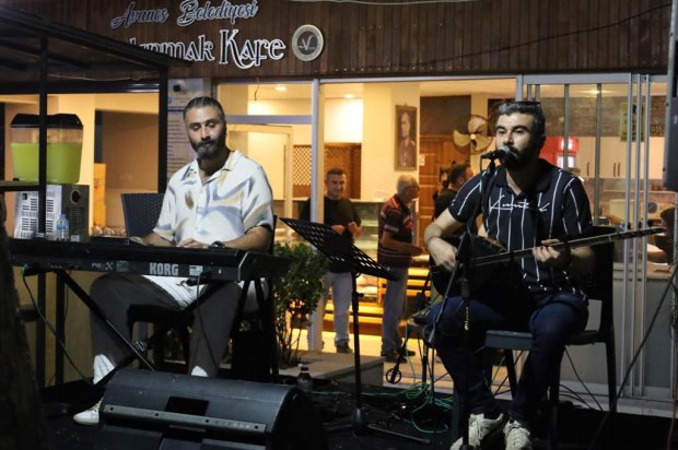 Belediyemiz Sosyal Tesislerinde Canlı Müzik Performansları ile Kızılırmak kıyısında yaz akşamları, canlı müzik eşliğinde daha da güzelleşiyor.