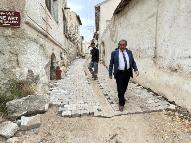 Başkan Sarıtaş Yukarı Mahalle Yeşilbaş Cami sokaktaki deforme olmuş parke taşların değişim ve onarım çalışmalarını yerinde inceledi.