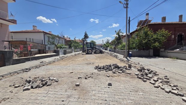 EKONOMİK ÖMRÜNÜ TAMAMLAMIŞ YOLLARIMIZDA KİLİT PARKE YOL ÇALIŞMALARI